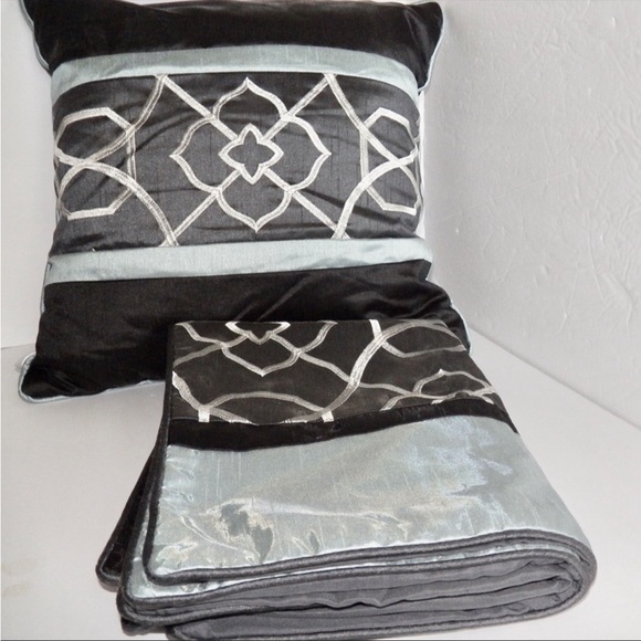 Home Expressions set of decorative pillows and shams. - Picture 2 of 6